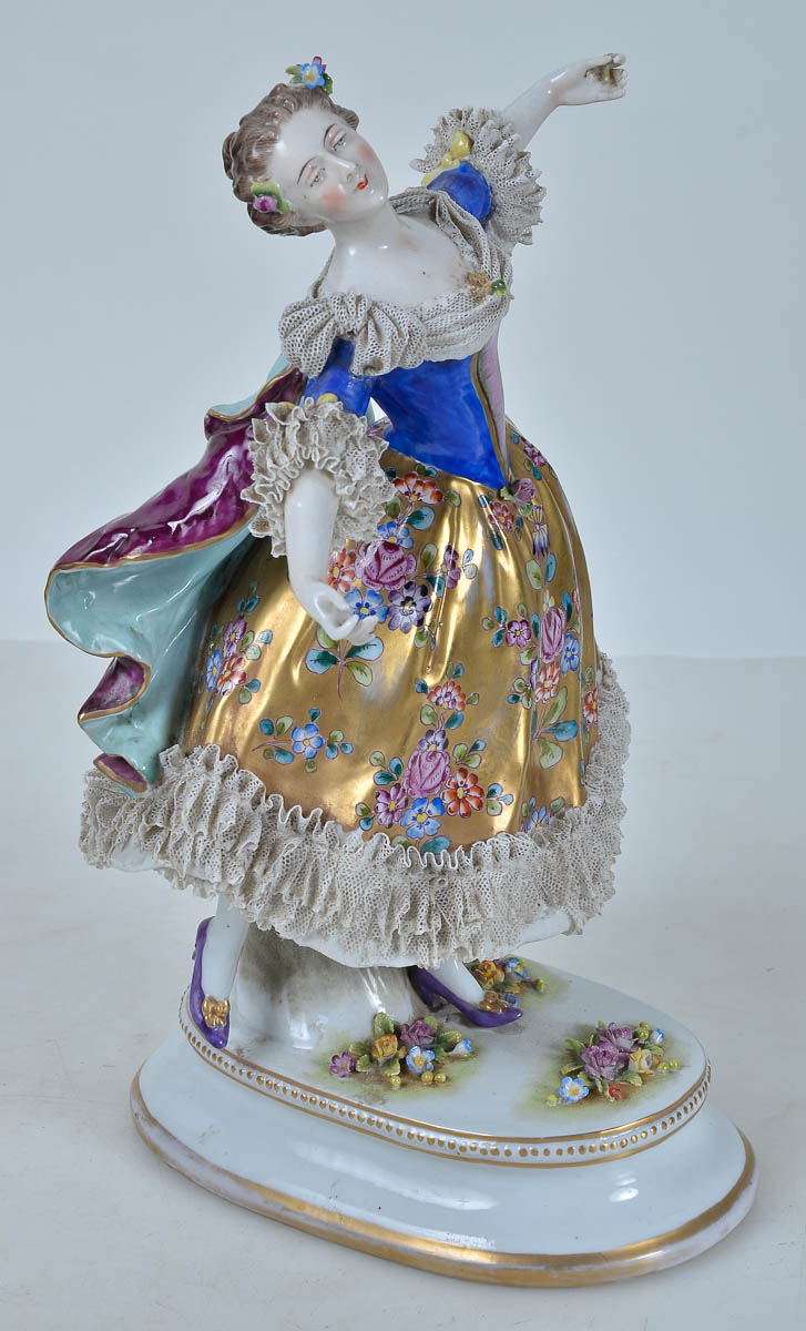 Dama em pocelana de Dresden policromada. alt. 32cm.