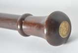 Bengala de madeira nobre, castão com moeda. - Bengala de madeira nobre, castão com moeda.
