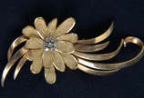 Broche em ouro 18k c/ brilhantes, feitio flor. ... - Broche em ouro 18k c/ brilhantes, feitio flor. Peso: 19,6 gr.