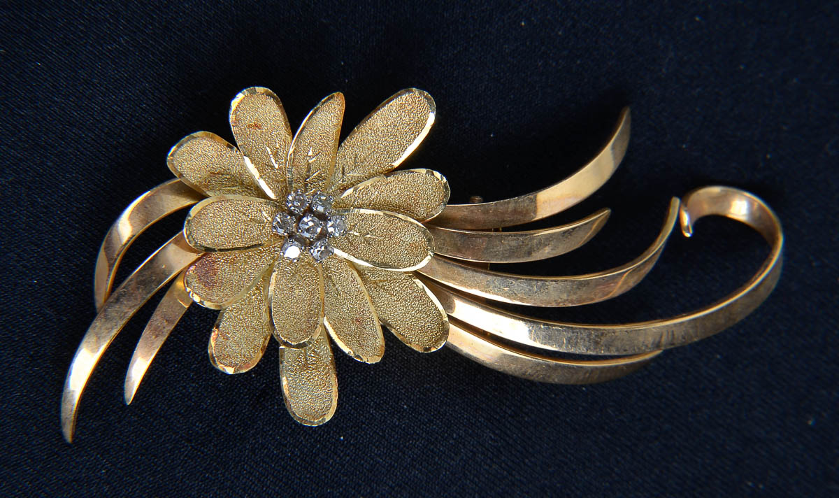 Broche em ouro 18k c/ brilhantes, feitio flor. Peso: 19,6 gr.