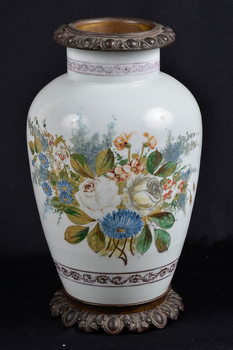 Vaso em opalina branca c/ flores em policromia. alt. 33cm.