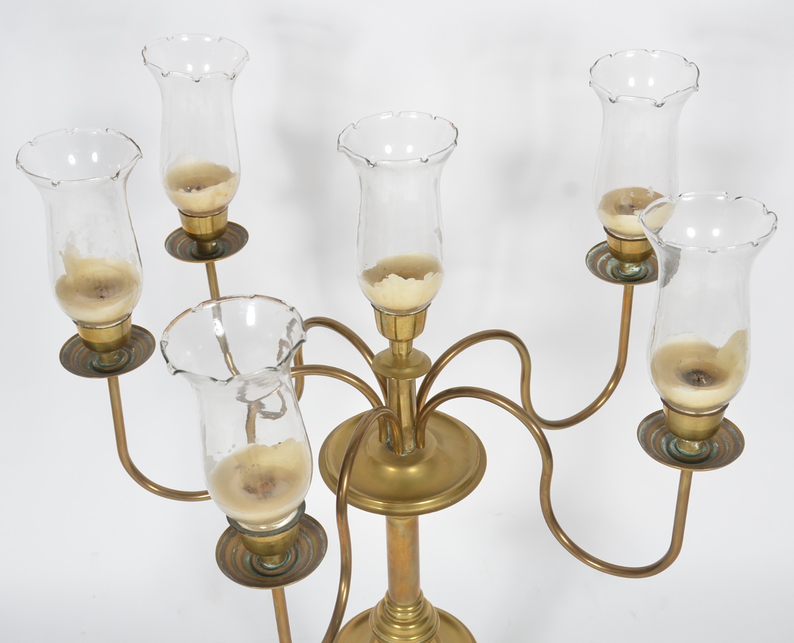 Grande candelabro de metal dourado com 5 braços, mangas de vidro... - foto 2 de 6