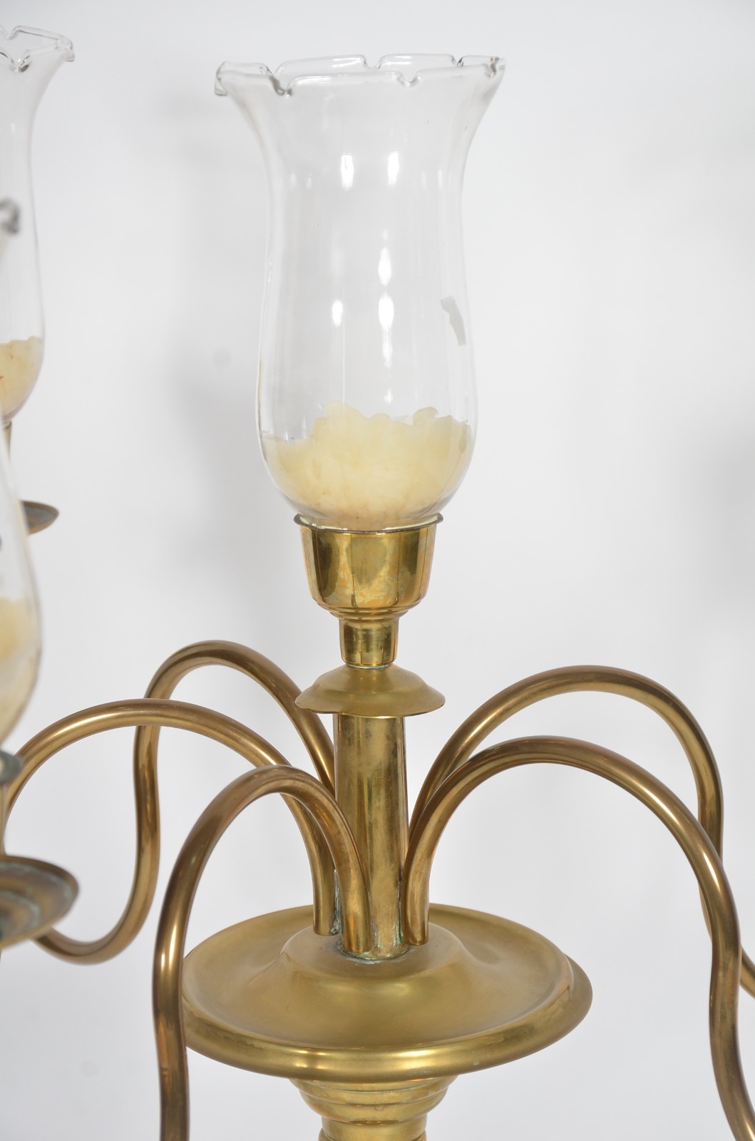 Grande candelabro de metal dourado com 5 braços, mangas de vidro... - foto 3 de 6