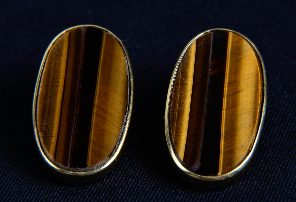 Brincos de pressao - ouro 18 K e olho de tigre oval. Peso: 15,1 gr.