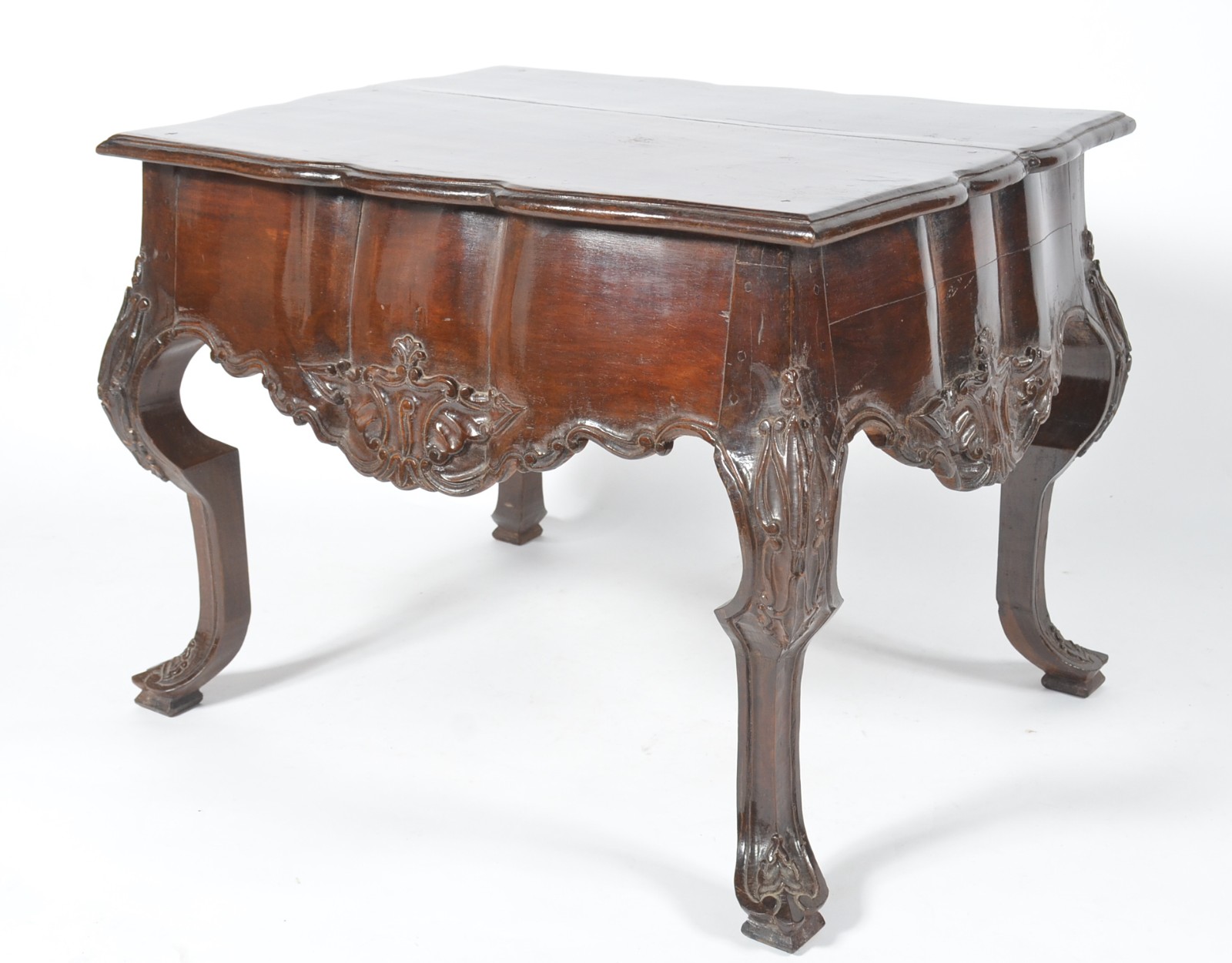 Mesa de centro de madeira nobre, estilo Dom José, saia recortada e... - foto 1 de 10