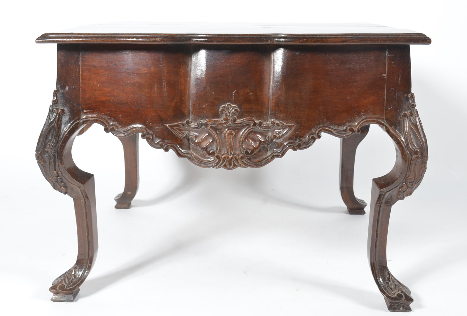Mesa de centro de madeira nobre, estilo Dom José, saia recortada e... - foto 2 de 10