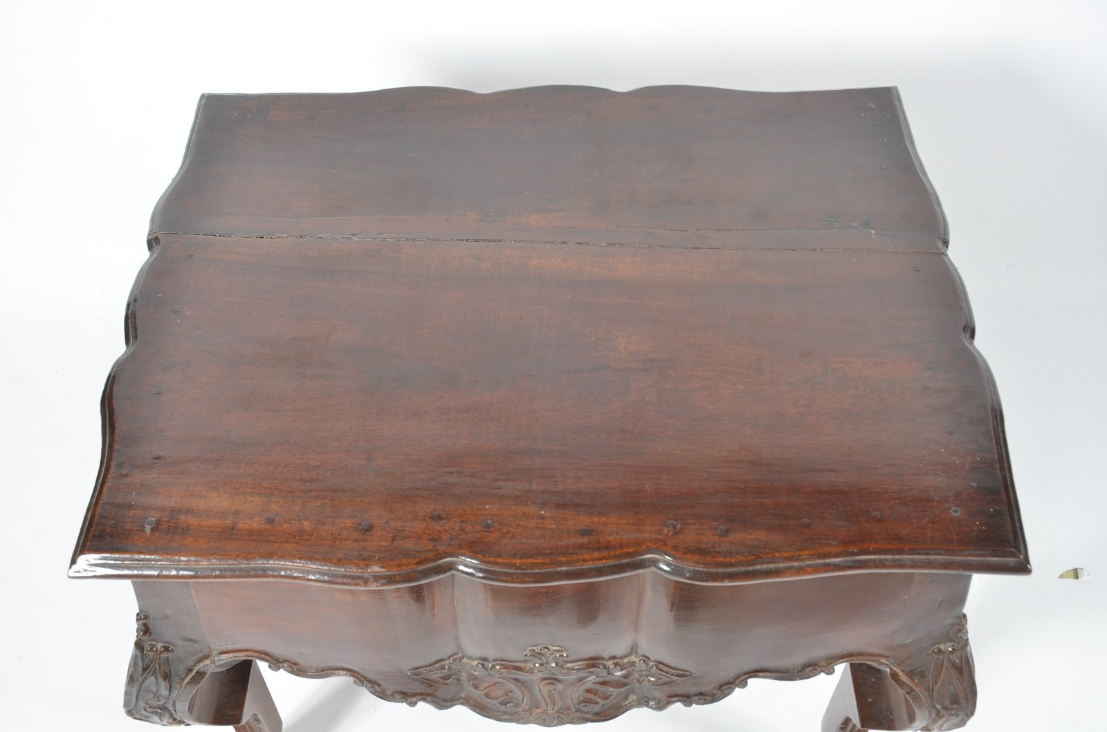 Mesa de centro de madeira nobre, estilo Dom José, saia recortada e... - foto 3 de 10