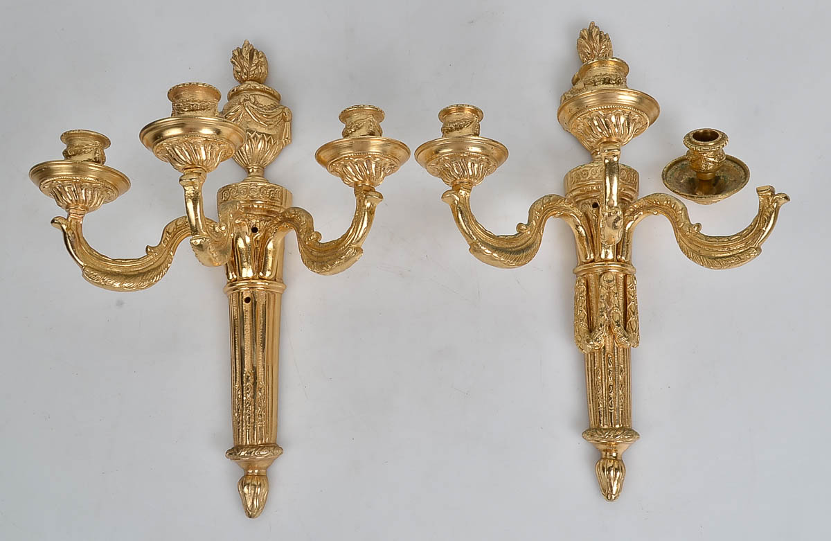 Par de apliques de bronze para 3 luzes cada. guirlandas em relevo...