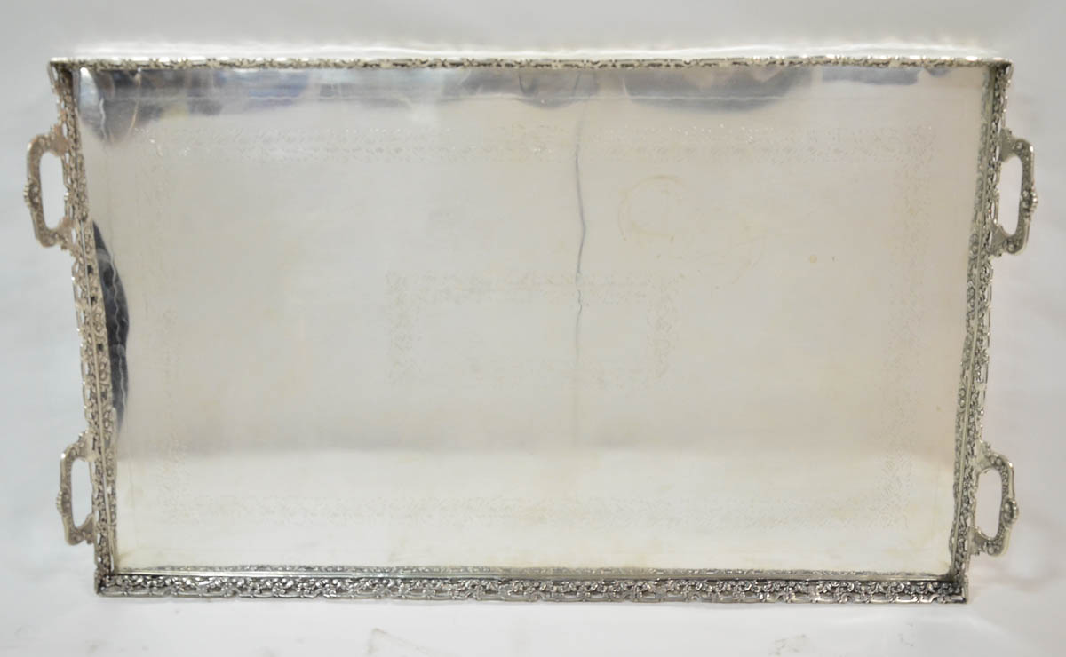 Grande tabuleiro de metal prateado. med. 100 x 60cm.