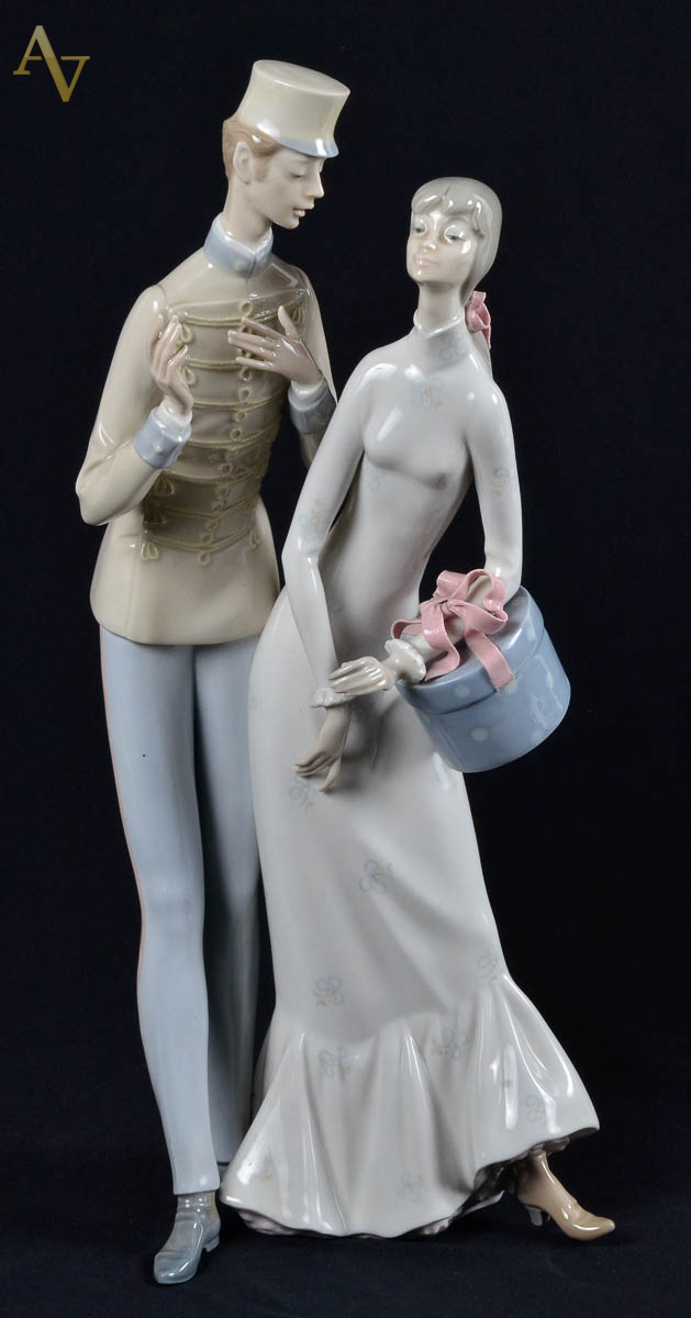 LLADRO - escultura de porcelana espanhola repres.casal com cesto.