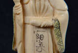 Netsuke de marfim repres.ancião com cajado. - Netsuke de marfim repres.ancião com cajado.