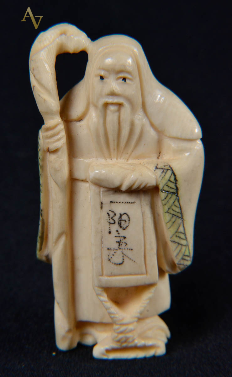 Netsuke de marfim repres.ancião com cajado.