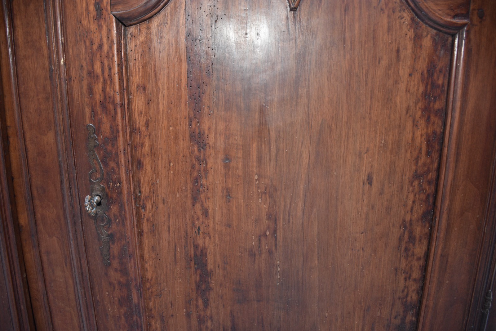Móvel aparador de madeira nobre, duas portas e laterais almofadadas... - foto 10 de 11
