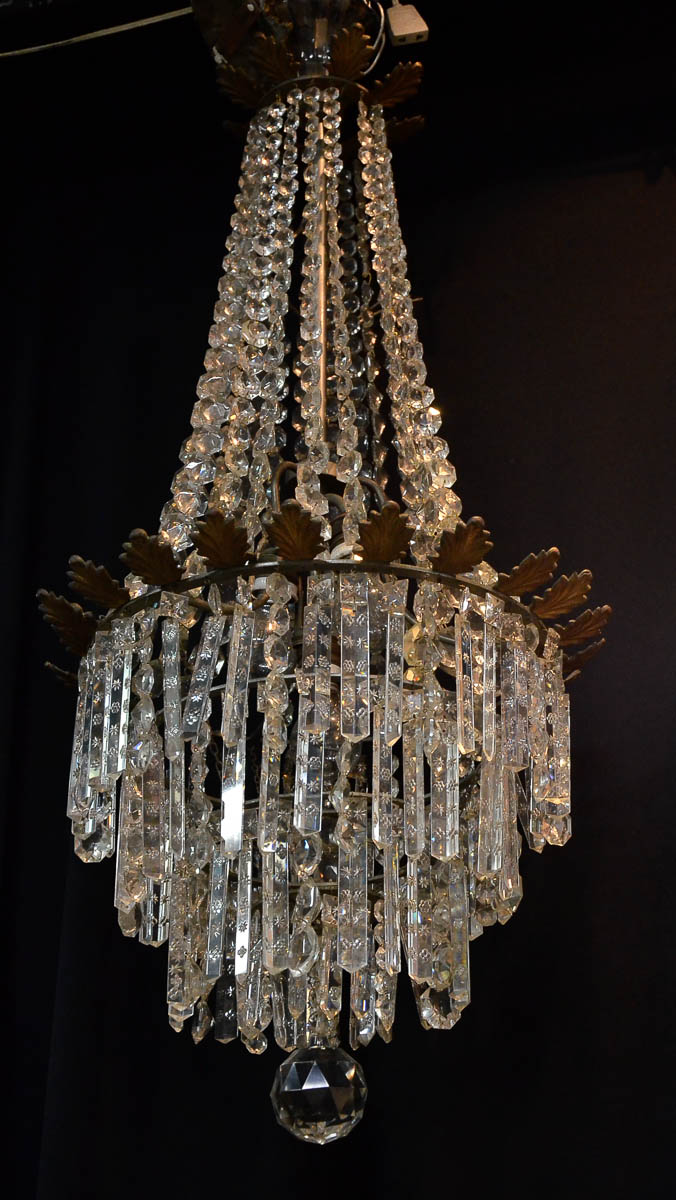 Lustre estilo Império com contas de cristal, alt. 92cm, diam. 45cm.