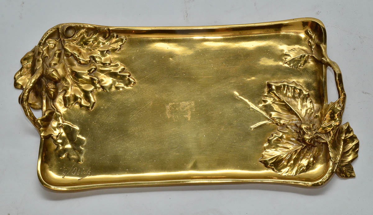 Bandeja de bronze c/ folhas em relevo. Med. 45 x 25cm. - Assinada G...