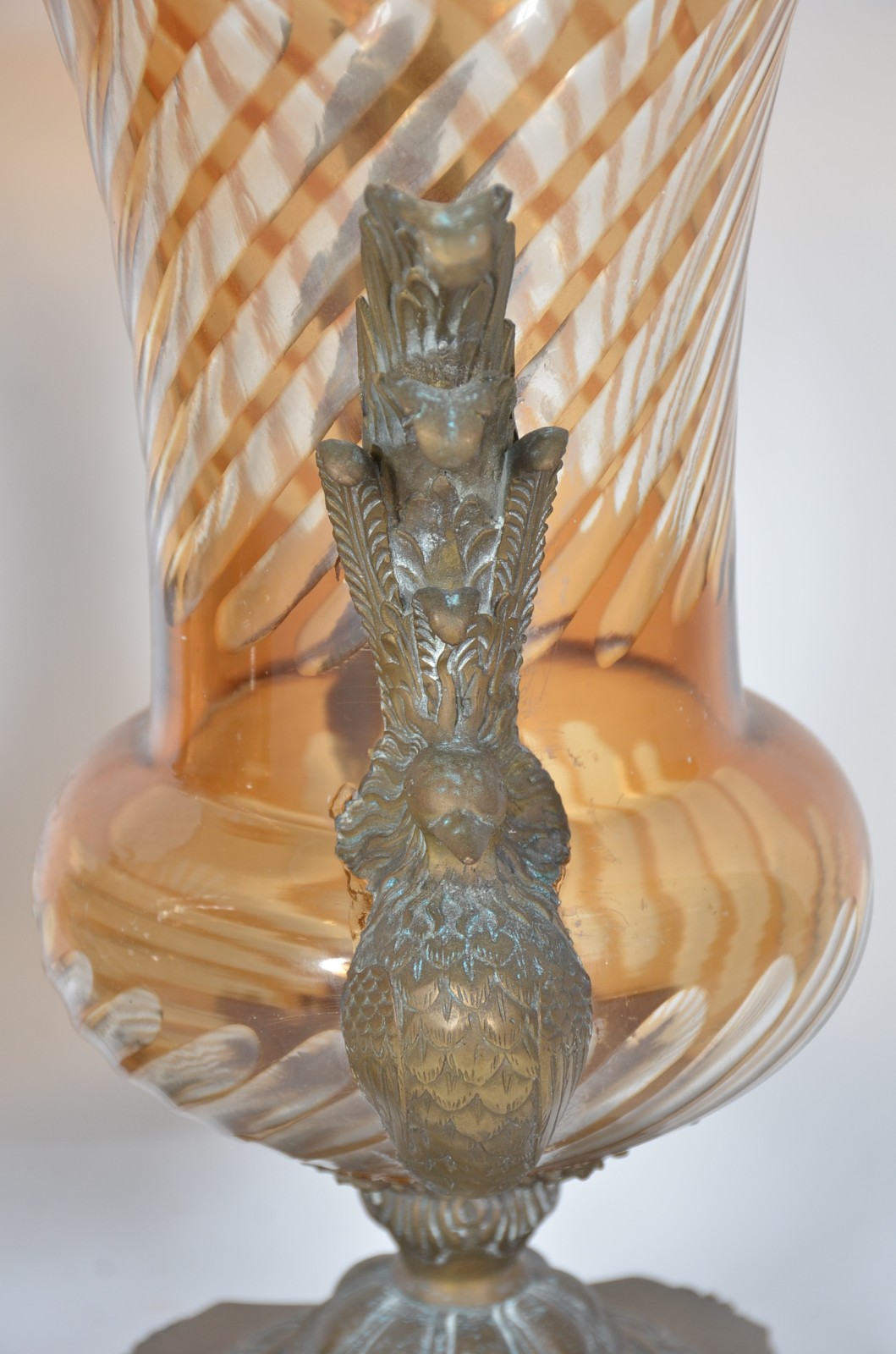 Par de ânforas de cristal doublé âmbar lapidado com guarnição de... - foto 4 de 7