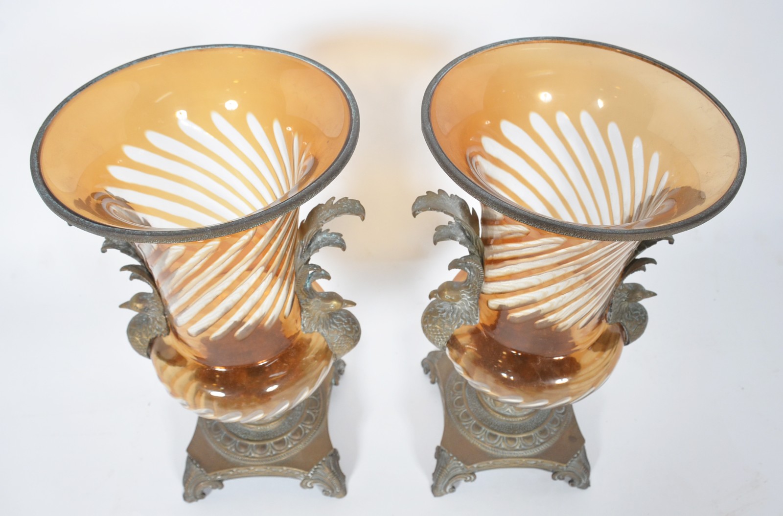 Par de ânforas de cristal doublé âmbar lapidado com guarnição de... - foto 5 de 7