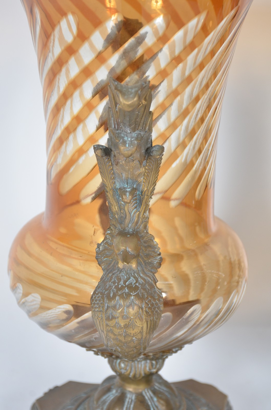 Par de ânforas de cristal doublé âmbar lapidado com guarnição de... - foto 7 de 7