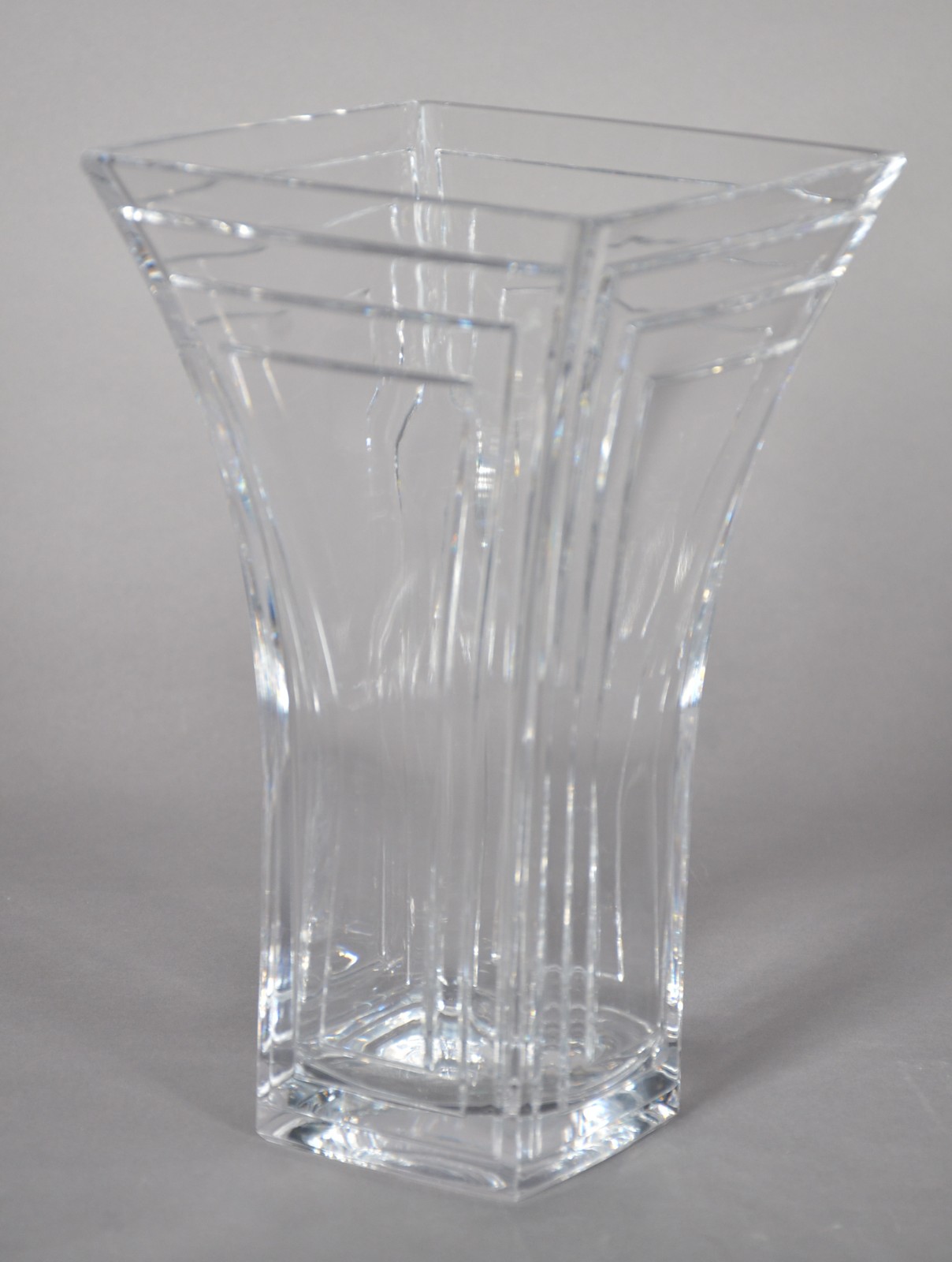 Vaso de cristal europeu trabalhado em frisos. - foto 1 de 5