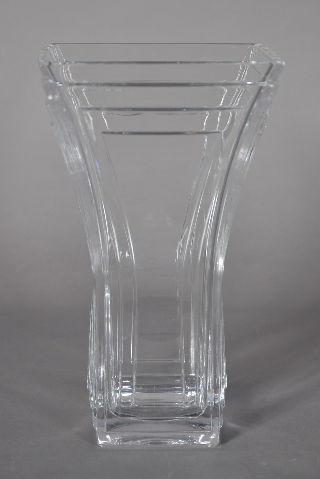 Vaso de cristal europeu trabalhado em frisos. - foto 2 de 5