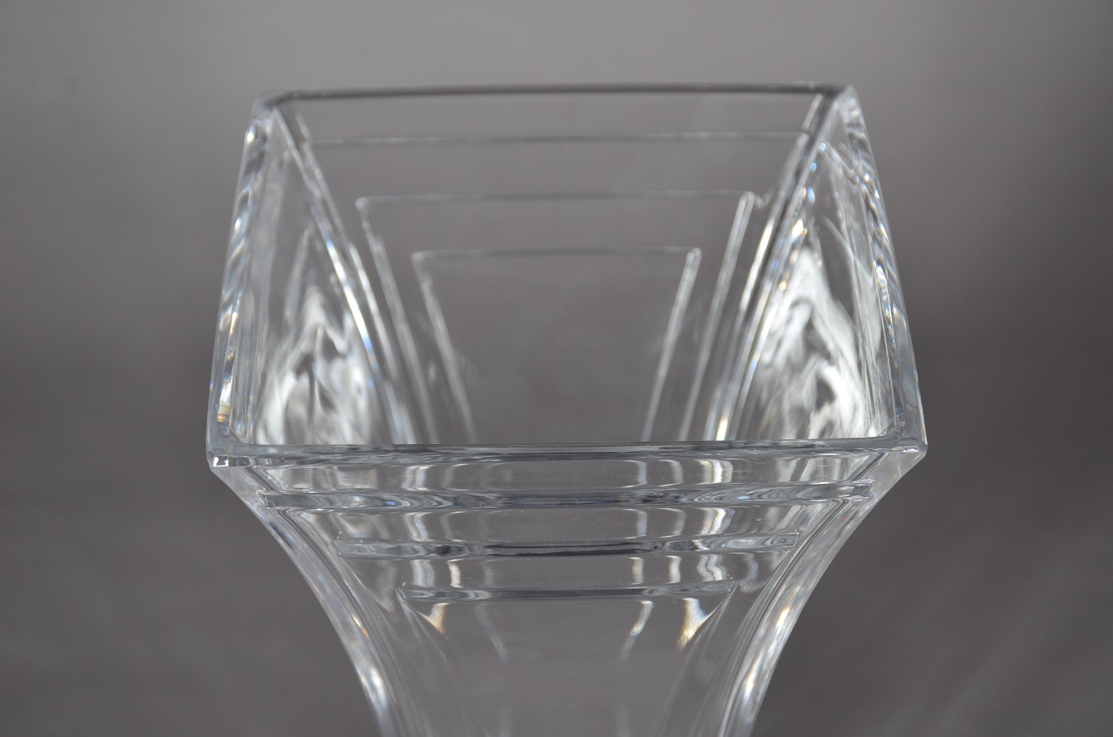 Vaso de cristal europeu trabalhado em frisos. - foto 3 de 5