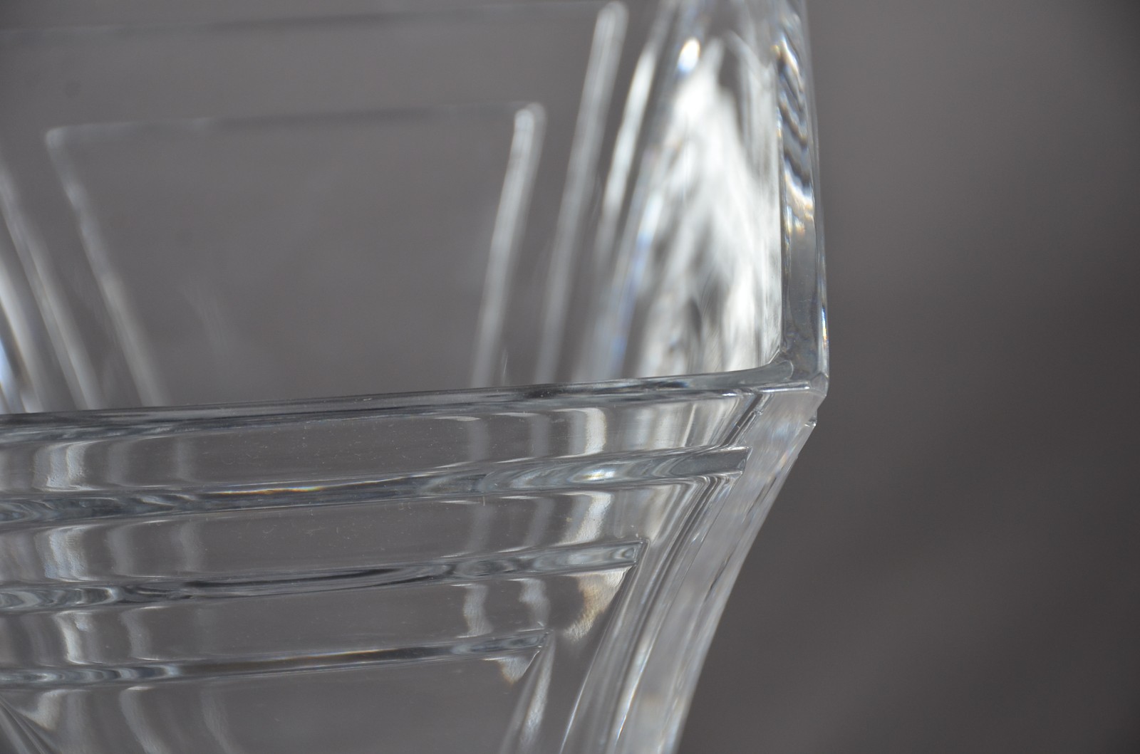 Vaso de cristal europeu trabalhado em frisos. - foto 4 de 5