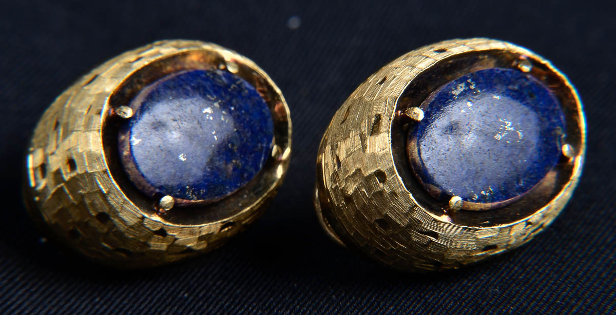 Brinco de pressão - Ouro 18 K e lapis lazuli oval. Peso: 19,5 gr.