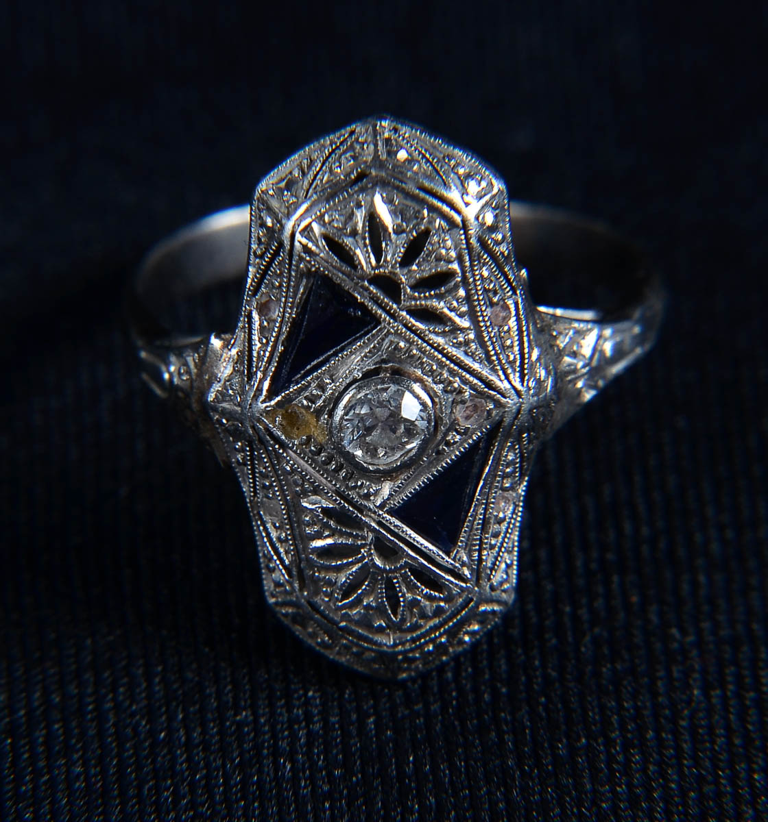 Antigo anel de ouro branco com brilhantes, peso 4 g.