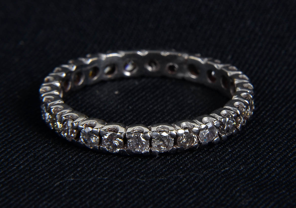 Alianca completa de ouro branco c/ 27 brilhantes, 1,30 cts, 3,7 g.