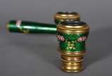 Binóculo feminino com haste articulada de bronz... - Binóculo feminino com haste articulada de bronze e esmalte decorado com flores em policromia sobre fundo verde.