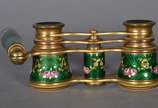 Binóculo feminino com haste articulada de bronz... - Binóculo feminino com haste articulada de bronze e esmalte decorado com flores em policromia sobre fundo verde.