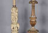 Duas bases de abatjoures, sendo um de resina de... - Duas bases de abatjoures, sendo um de resina decorado com figuras femininas indianas e elefantes; e outro de madeira entalhada e patinada em dou...