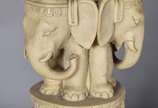 Duas bases de abatjoures, sendo um de resina de... - Duas bases de abatjoures, sendo um de resina decorado com figuras femininas indianas e elefantes; e outro de madeira entalhada e patinada em dou...