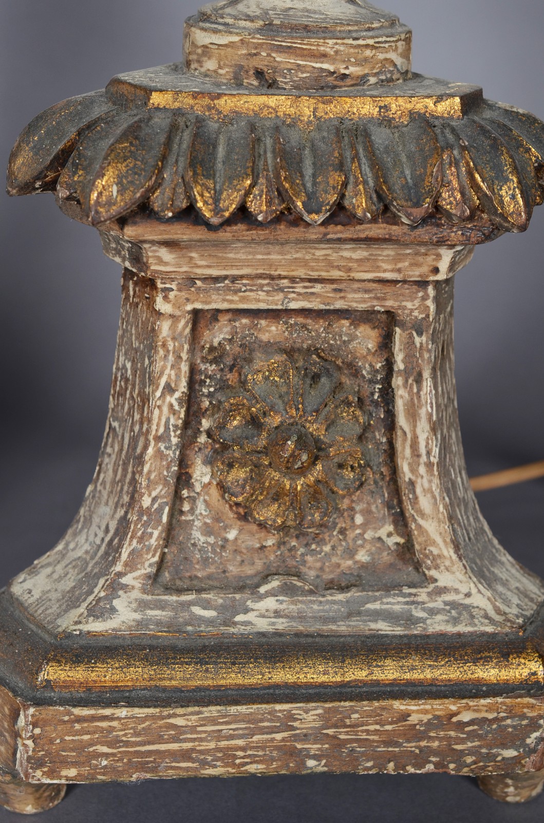 Duas bases de abatjoures, sendo um de resina decorado com figuras... - foto 7 de 8