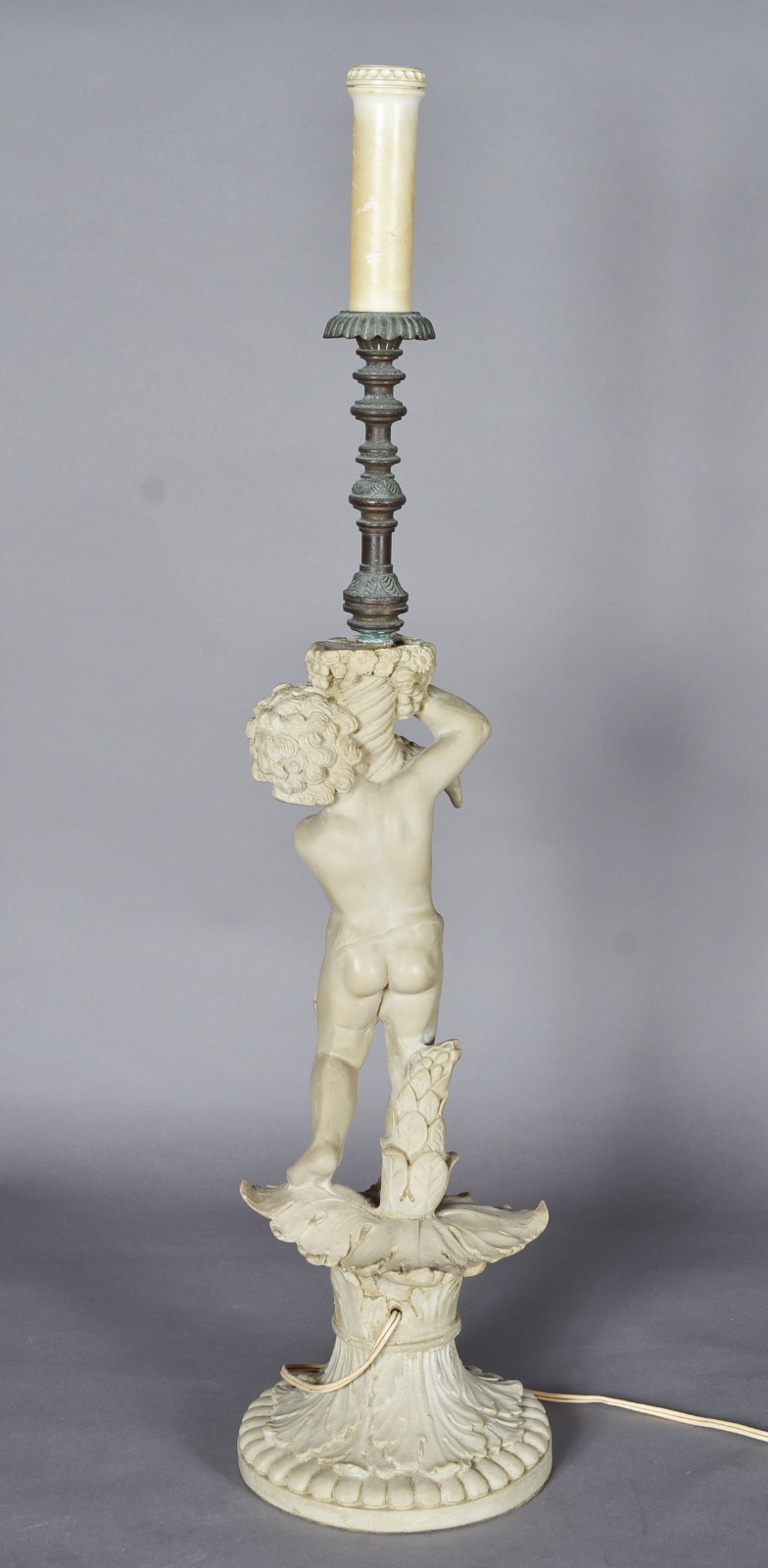Abatjour de resina representando figura de "Pucci" com cornucópia. - foto 2 de 7