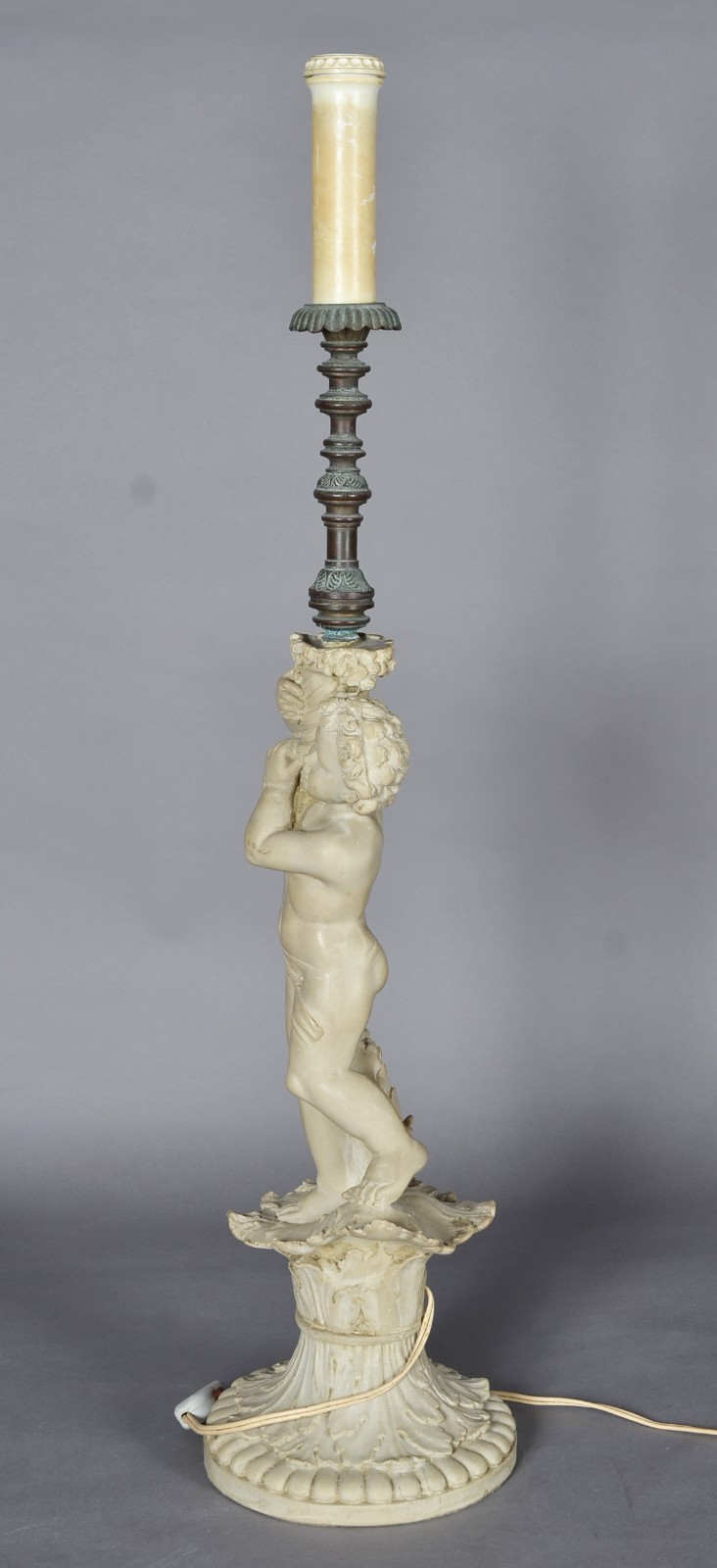 Abatjour de resina representando figura de "Pucci" com cornucópia. - foto 4 de 7