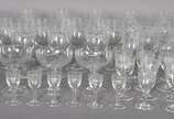 Diversos cálices de cristal lavrado composto de... - Diversos cálices de cristal lavrado composto de: 8 para vinho tinto, 3 para vinho branco, 9 para vinho do Porto (2 tamanhos diferentes), 8 para ...