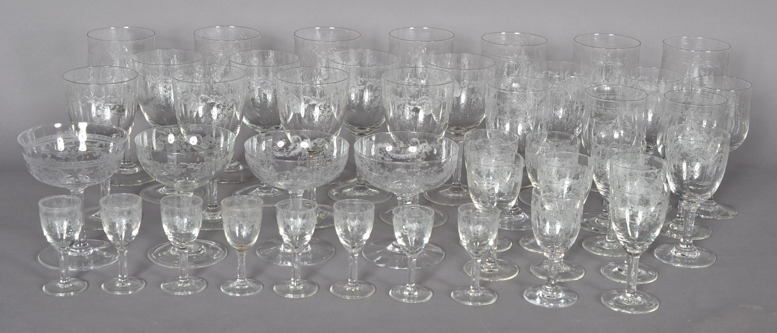Diversos cálices de cristal lavrado composto de: 8 para vinho tinto... - foto 1 de 9