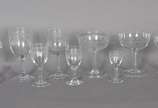 Diversos cálices de cristal lavrado composto de... - Diversos cálices de cristal lavrado composto de: 8 para vinho tinto, 3 para vinho branco, 9 para vinho do Porto (2 tamanhos diferentes), 8 para ...