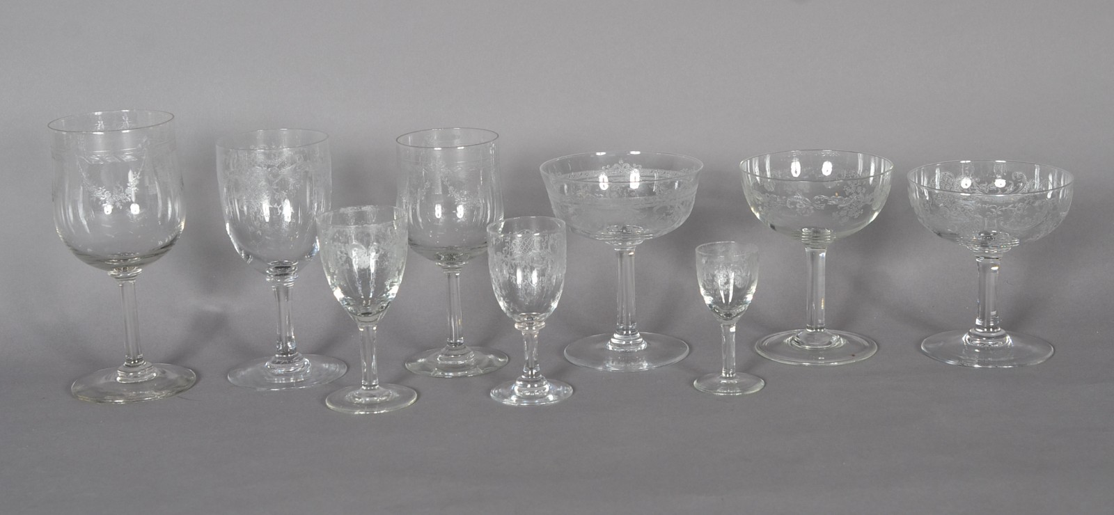 Diversos cálices de cristal lavrado composto de: 8 para vinho tinto... - foto 2 de 9