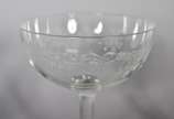 Diversos cálices de cristal lavrado composto de... - Diversos cálices de cristal lavrado composto de: 8 para vinho tinto, 3 para vinho branco, 9 para vinho do Porto (2 tamanhos diferentes), 8 para ...