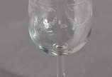 Diversos cálices de cristal lavrado composto de... - Diversos cálices de cristal lavrado composto de: 8 para vinho tinto, 3 para vinho branco, 9 para vinho do Porto (2 tamanhos diferentes), 8 para ...