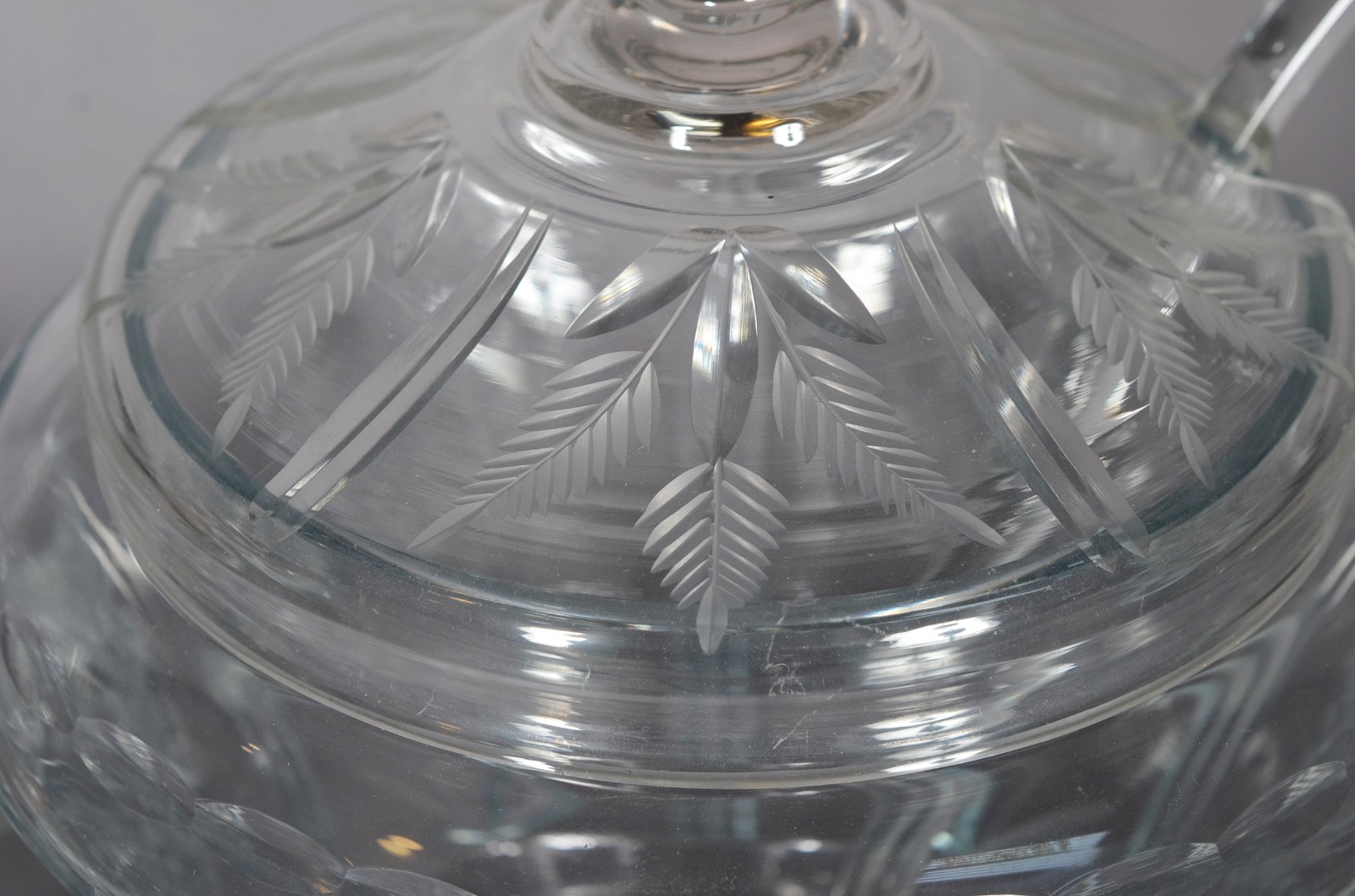 Poncheira com concha e 12 canecas em demi cristal lapidado. - foto 4 de 8