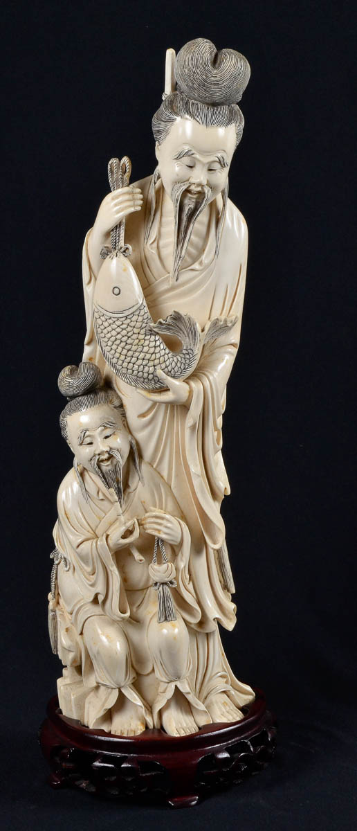 Estatueta de marfim representando figuras com peixe,base de madeira...