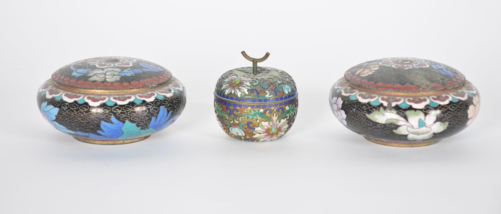 Três caixinhas de cloisoné oriental em policromia floral. - foto 1 de 5
