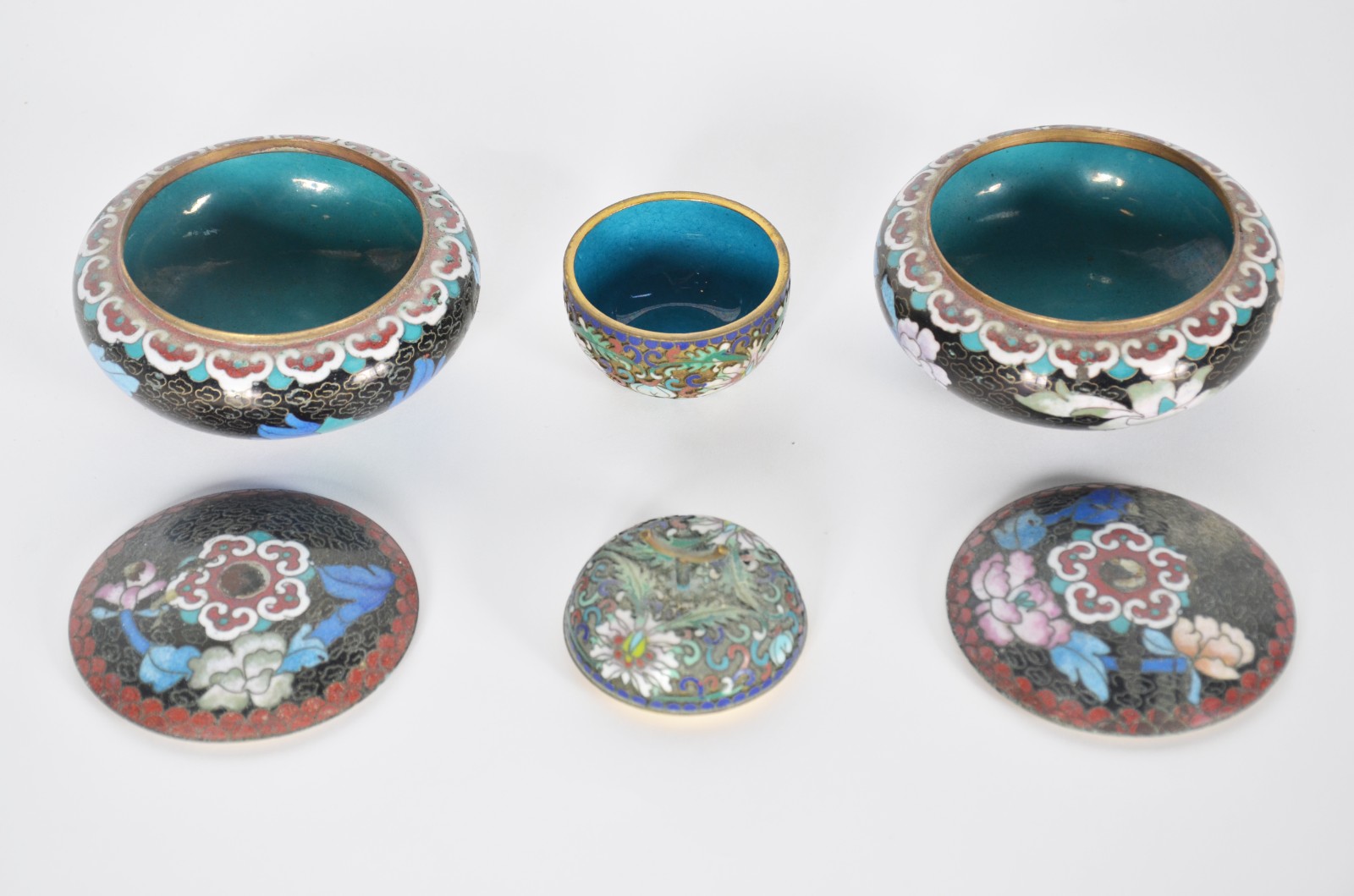 Três caixinhas de cloisoné oriental em policromia floral. - foto 2 de 5
