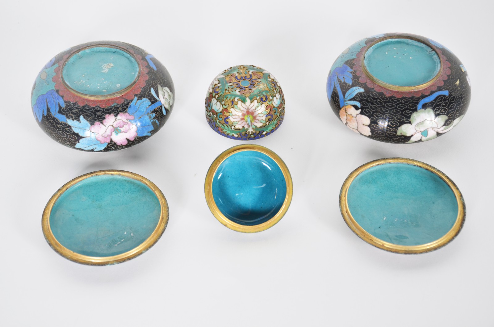 Três caixinhas de cloisoné oriental em policromia floral. - foto 3 de 5
