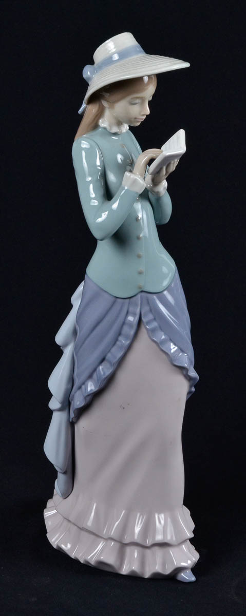 Estatueta de porcelana LLADRO, representando dama lendo. alt. 37cm.