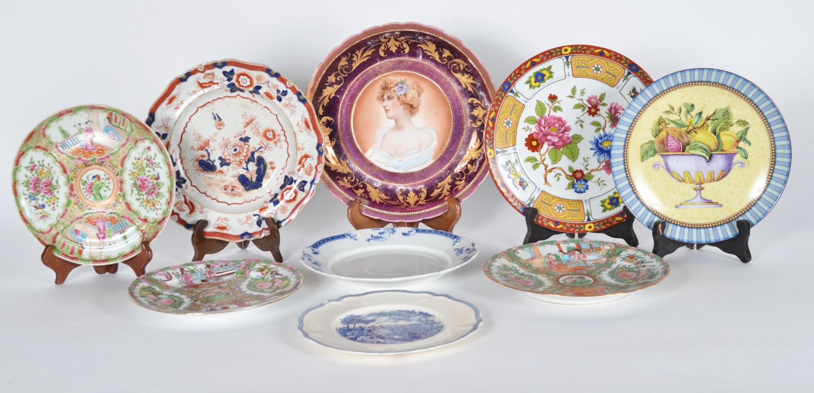 Nove pratos diversos de porcelana. - foto 1 de 11
