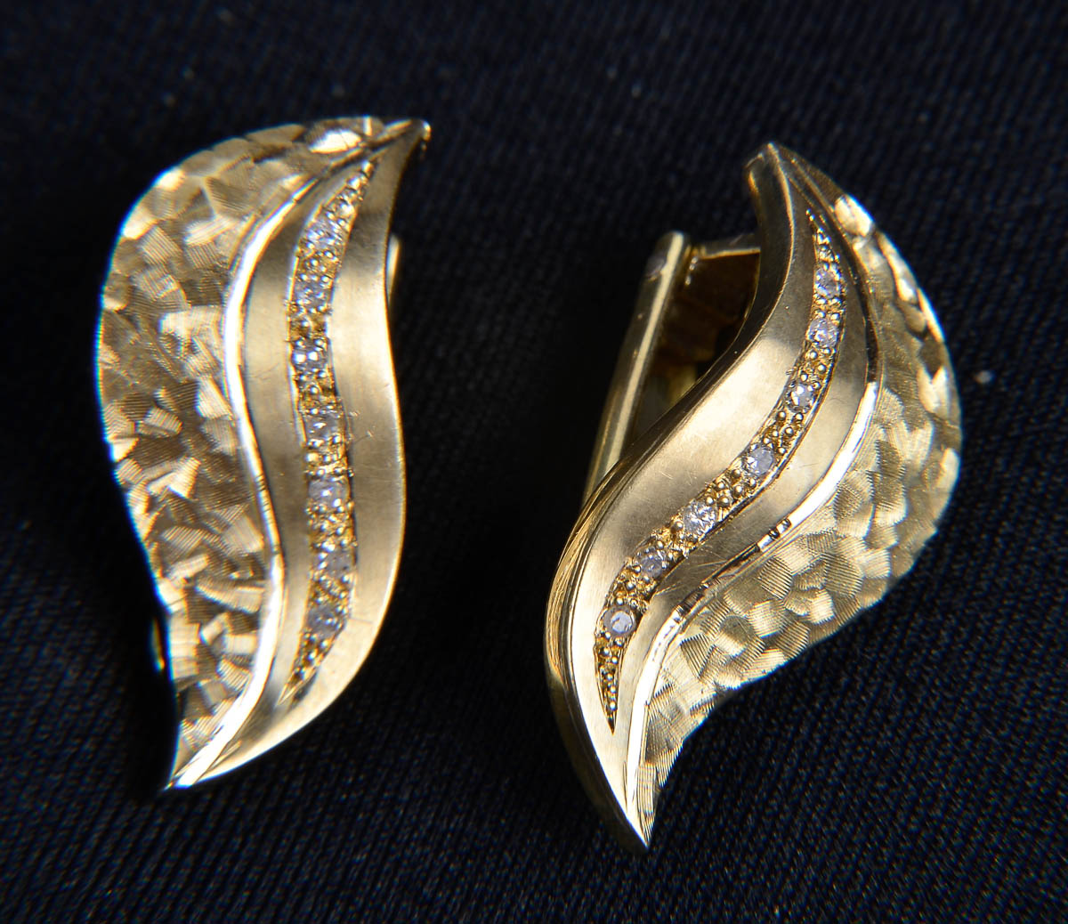 Brincos de pressao em ouro de 18 K, formato de folha c/ brilhantes...